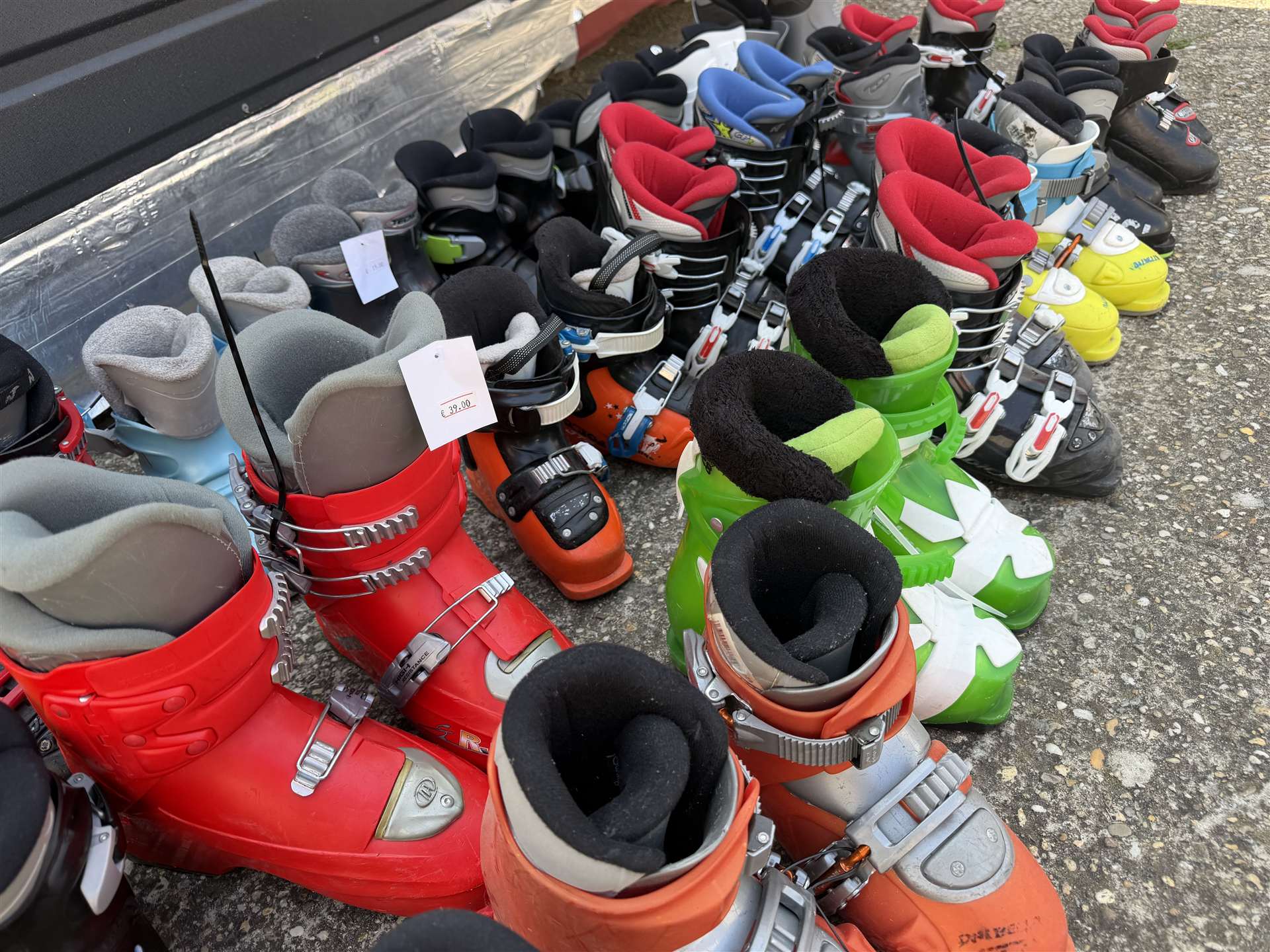 Confezione all'ingrosso di scarponi da sci usati