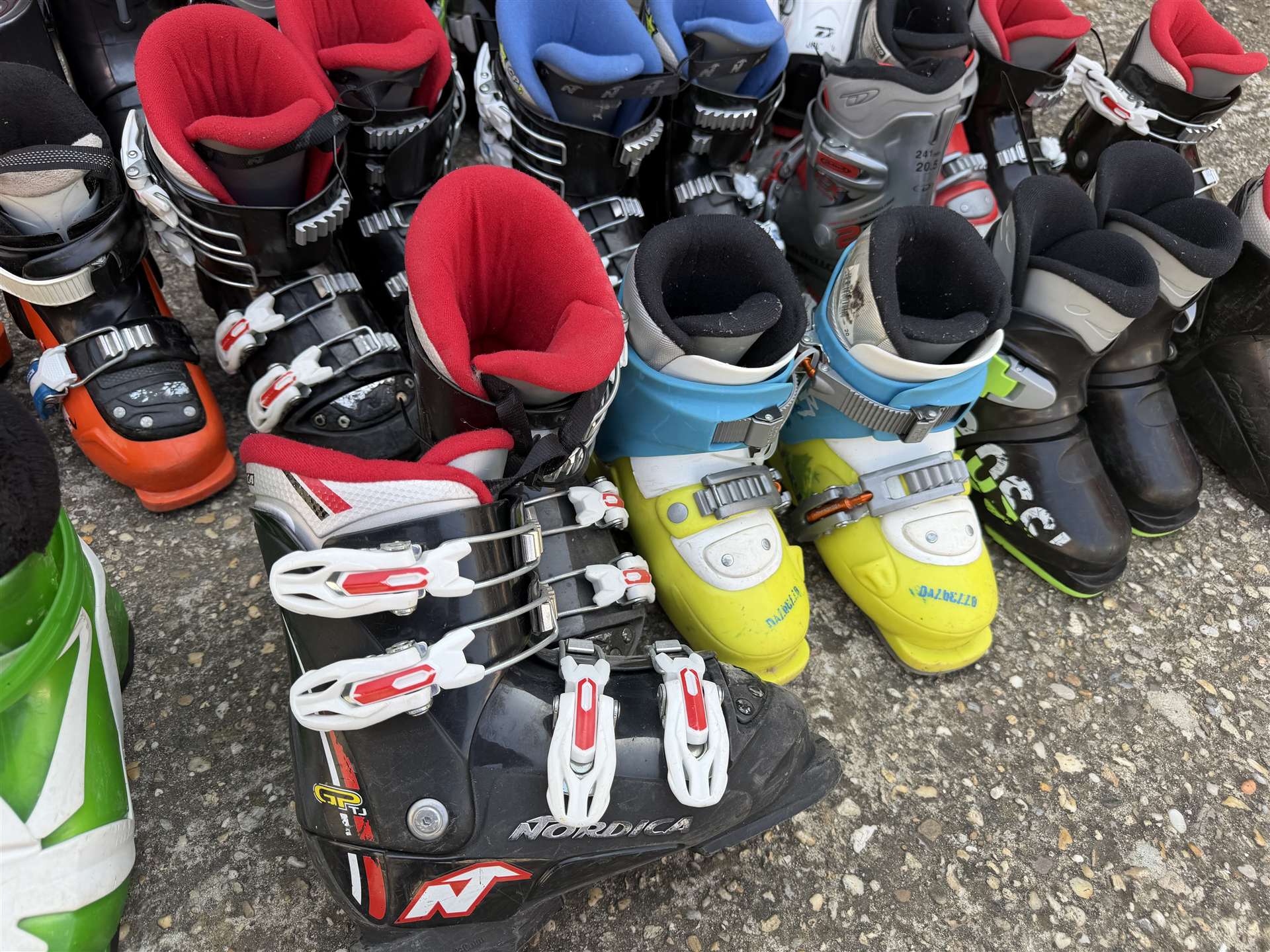 Confezione all'ingrosso di scarponi da sci usati