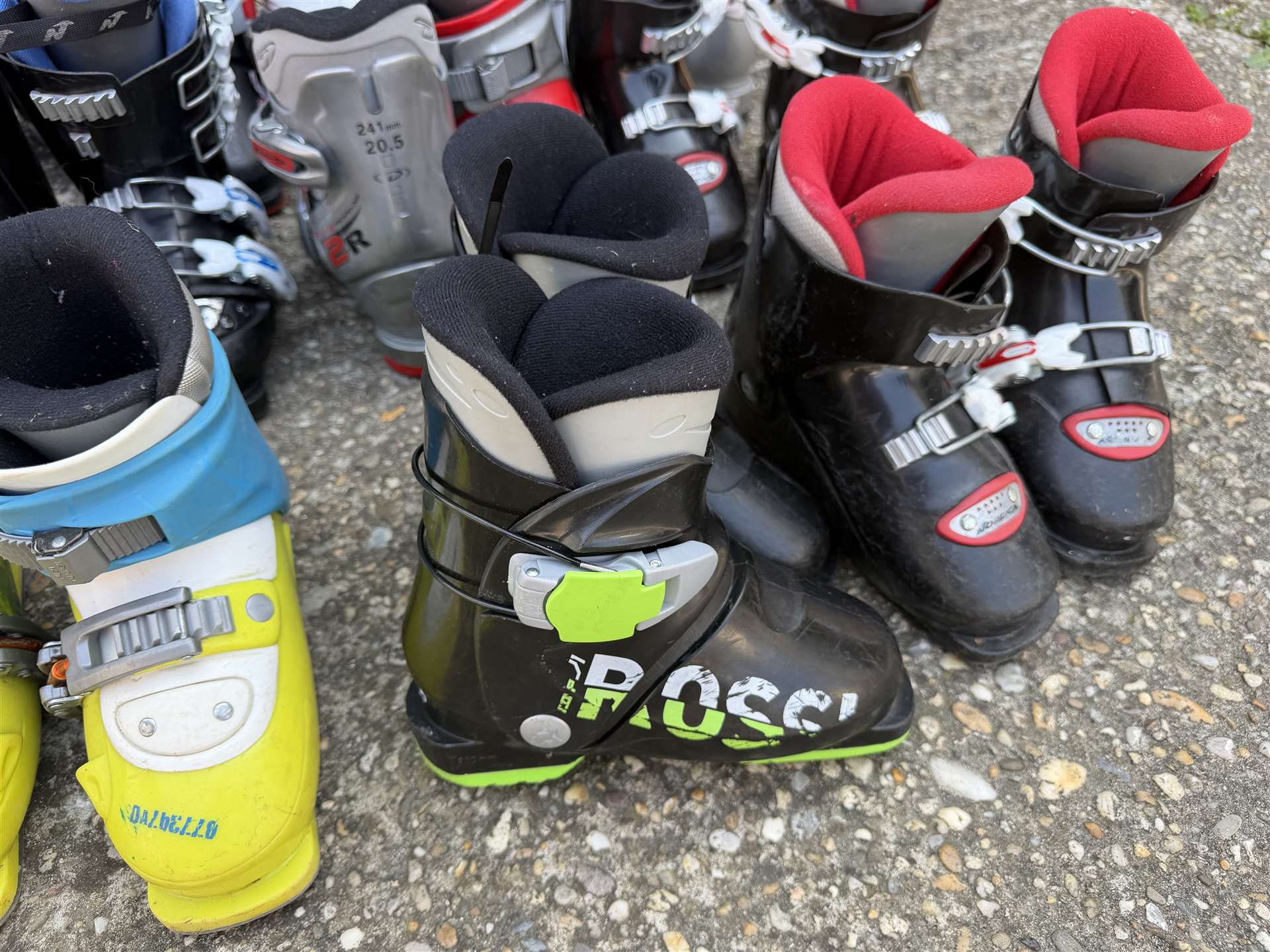 Confezione all'ingrosso di scarponi da sci usati