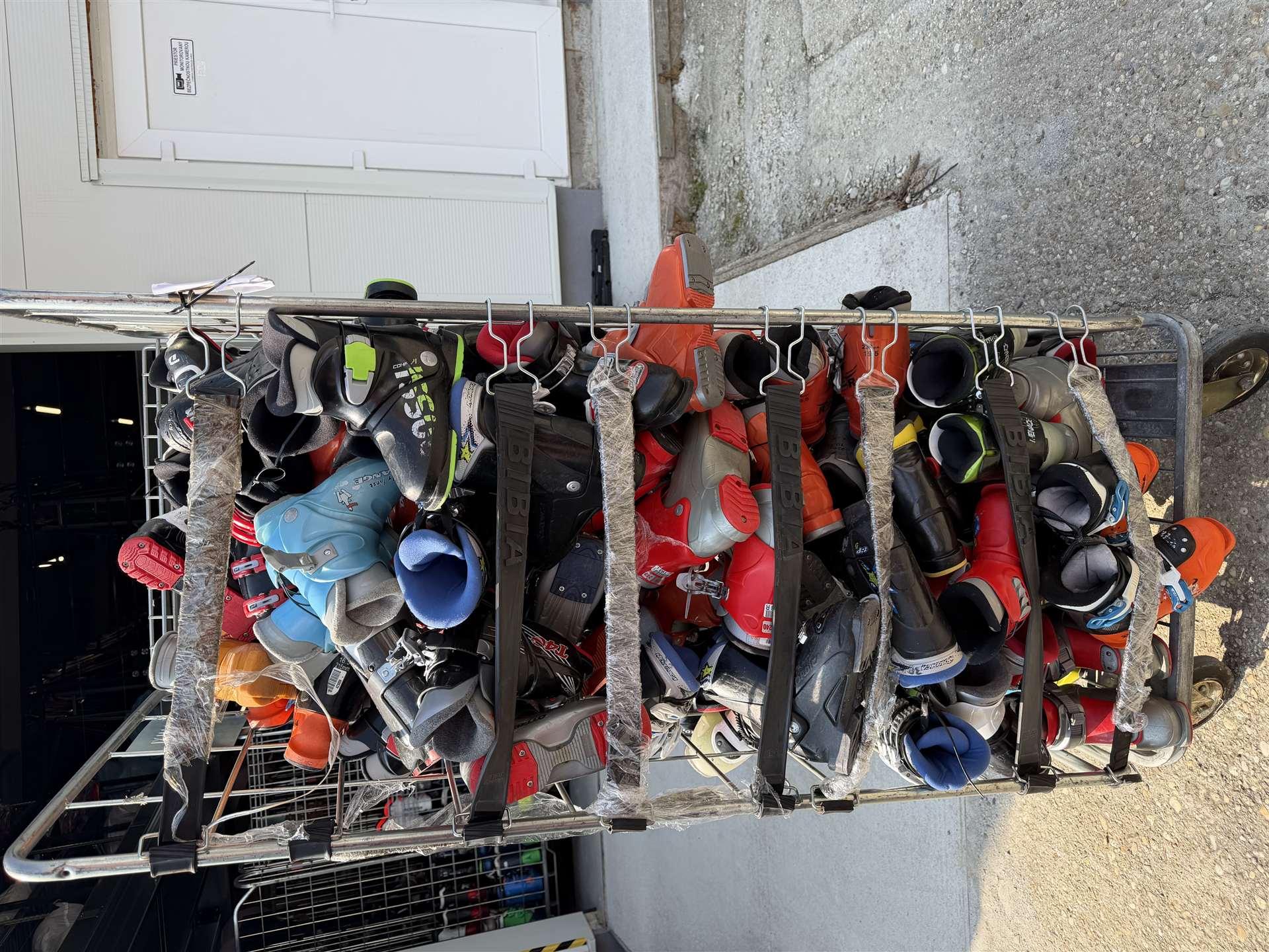 Confezione all'ingrosso di scarponi da sci usati