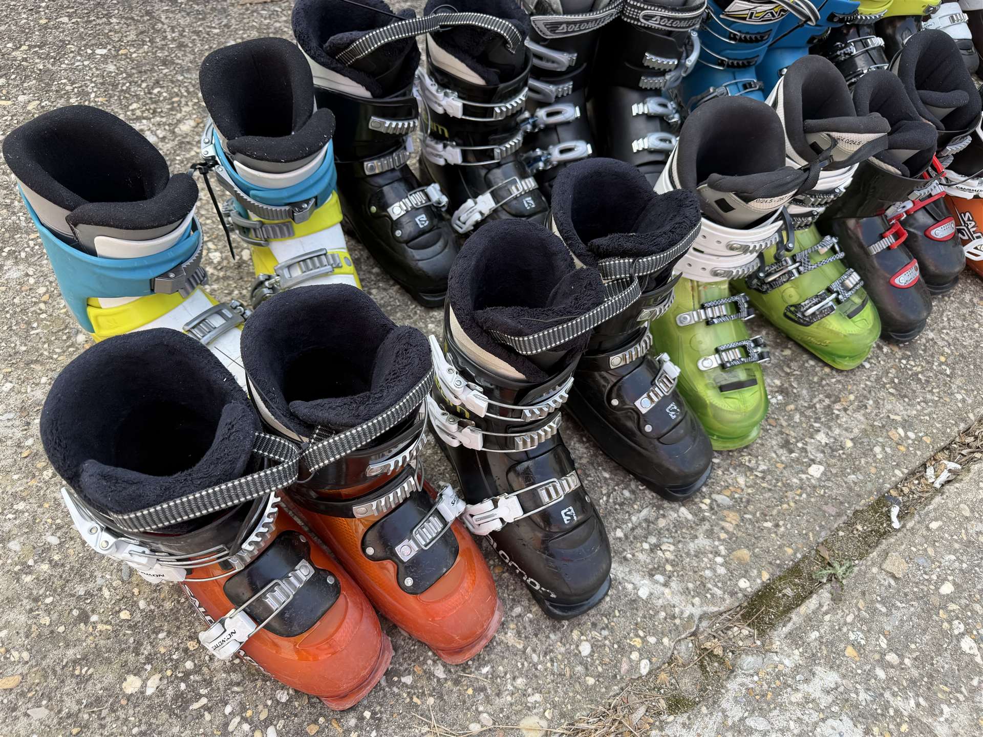 Confezione all'ingrosso di scarponi da sci usati