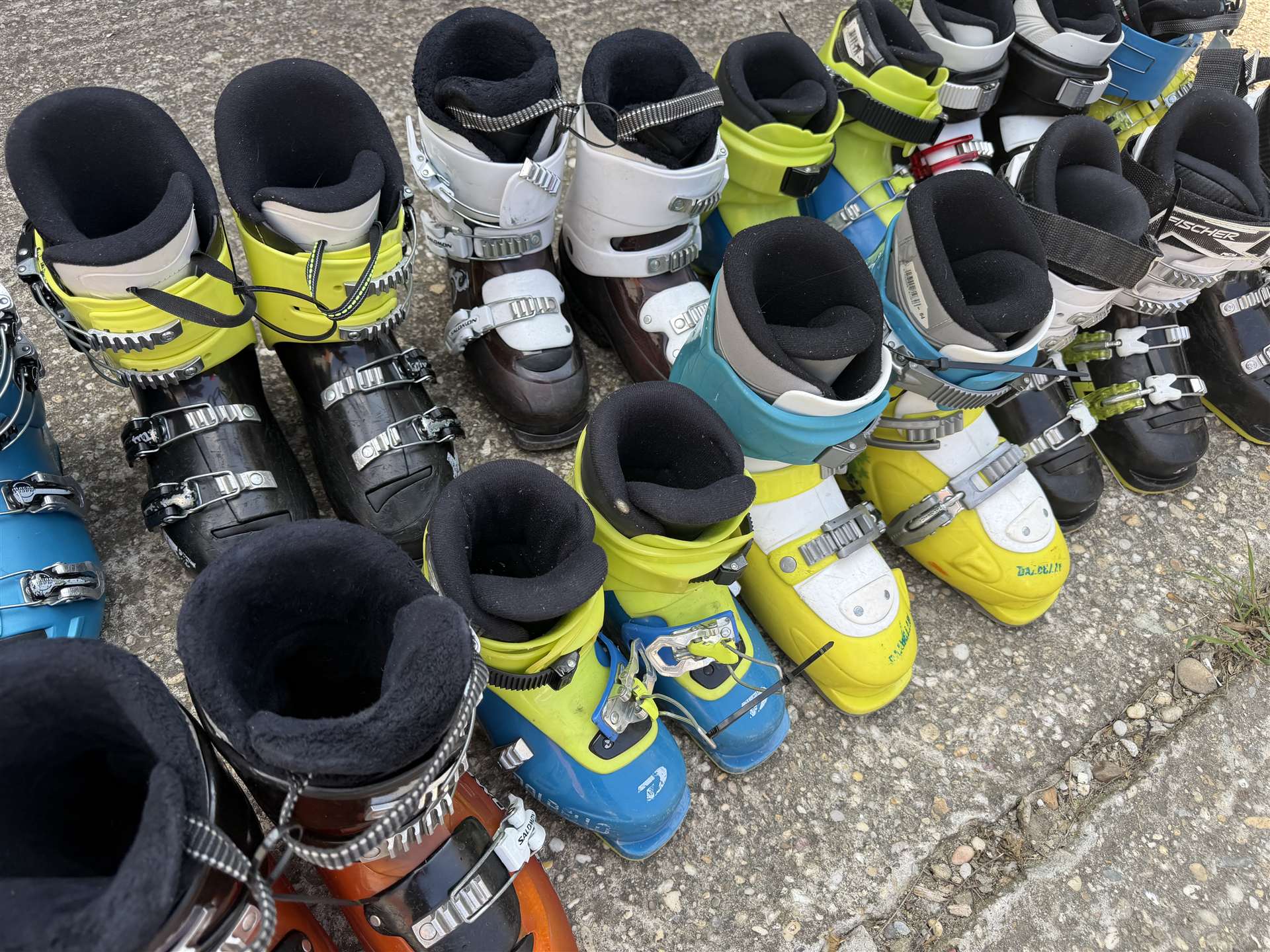 Confezione all'ingrosso di scarponi da sci usati