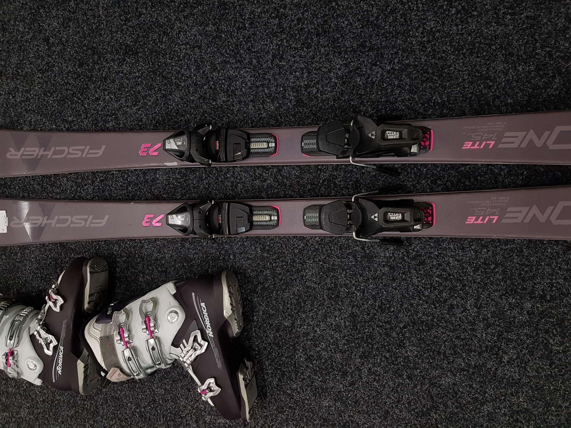 Bazárové lyže FISCHER RC One Lite + lyžařské boty NORDICA VIXT 75