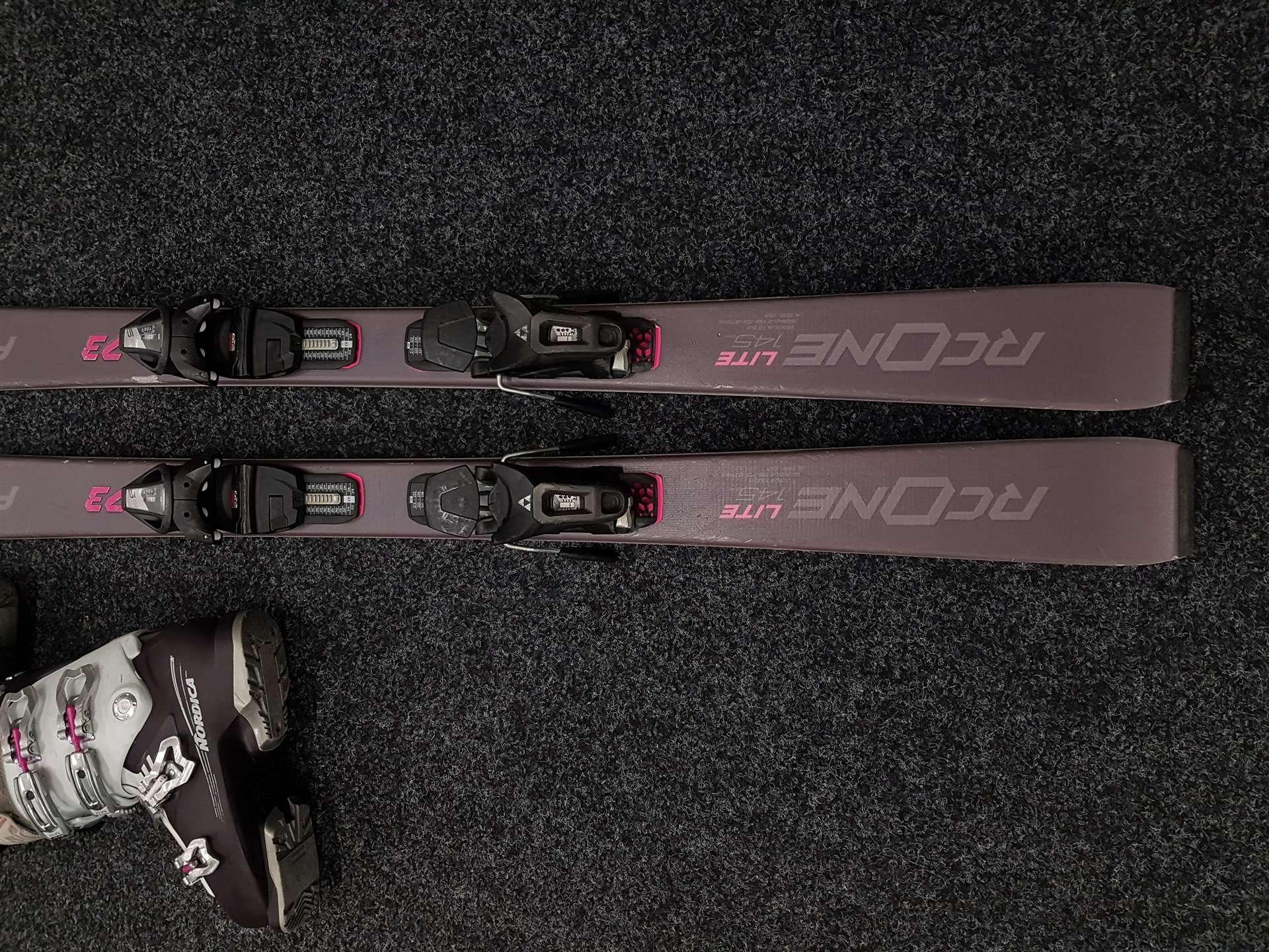 Bazárové lyže FISCHER RC One Lite + lyžařské boty NORDICA VIXT 75