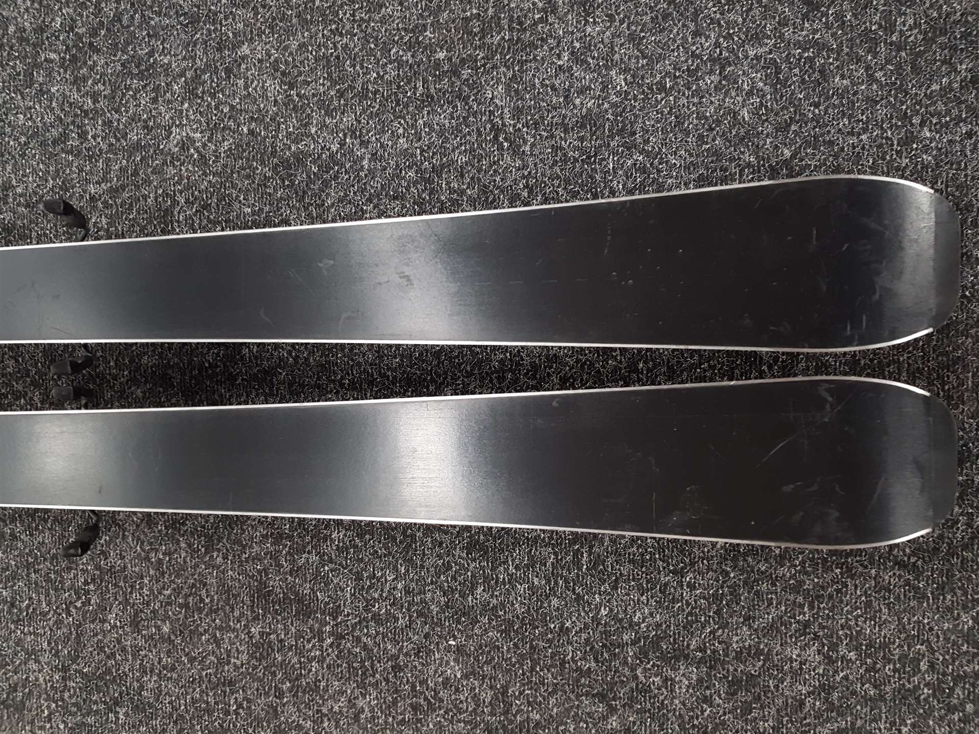Použité lyže ROSSIGNOL REACT 2 Carbon