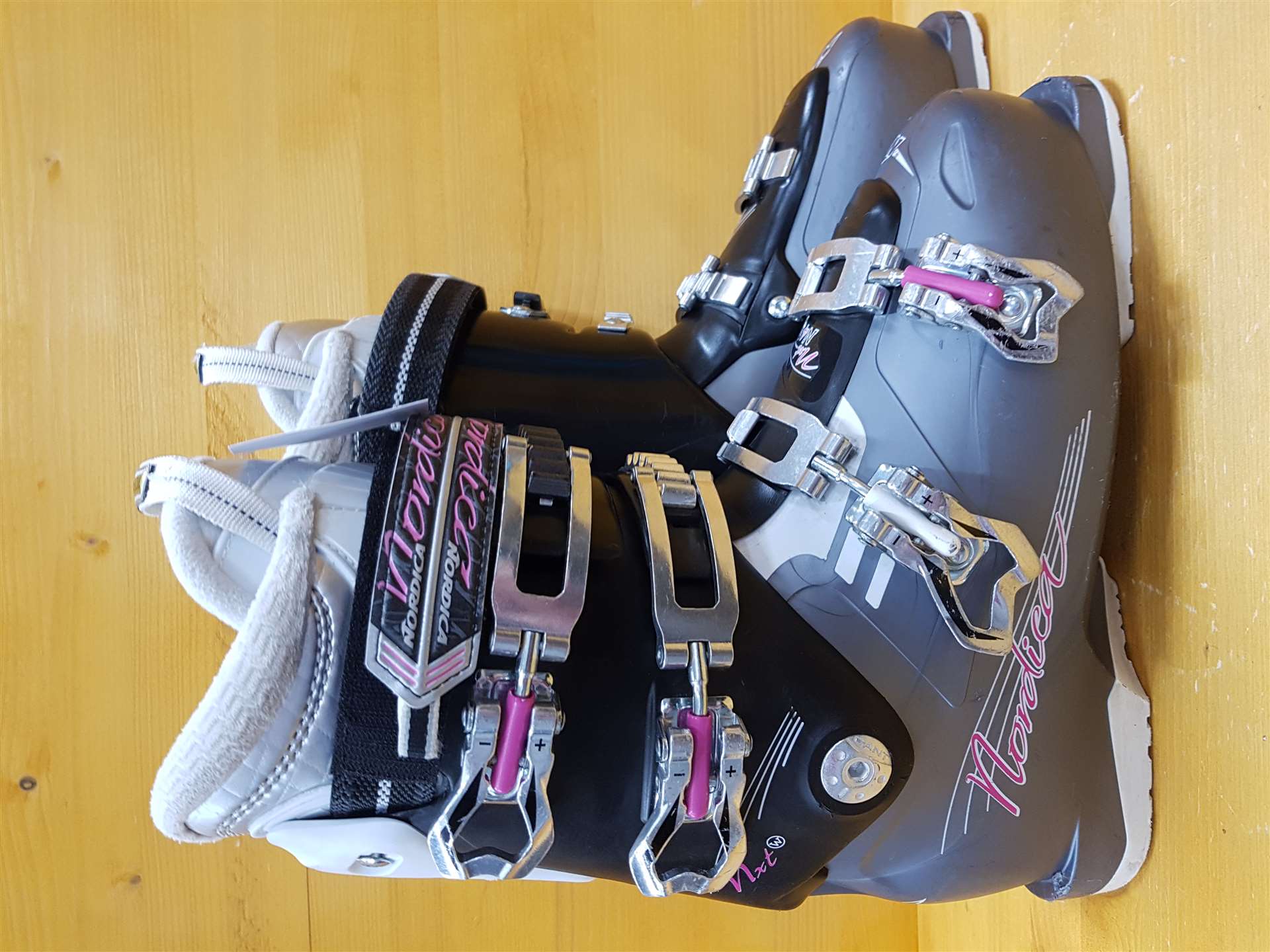 Używane buty narciarskie Nordica NXT N4 W