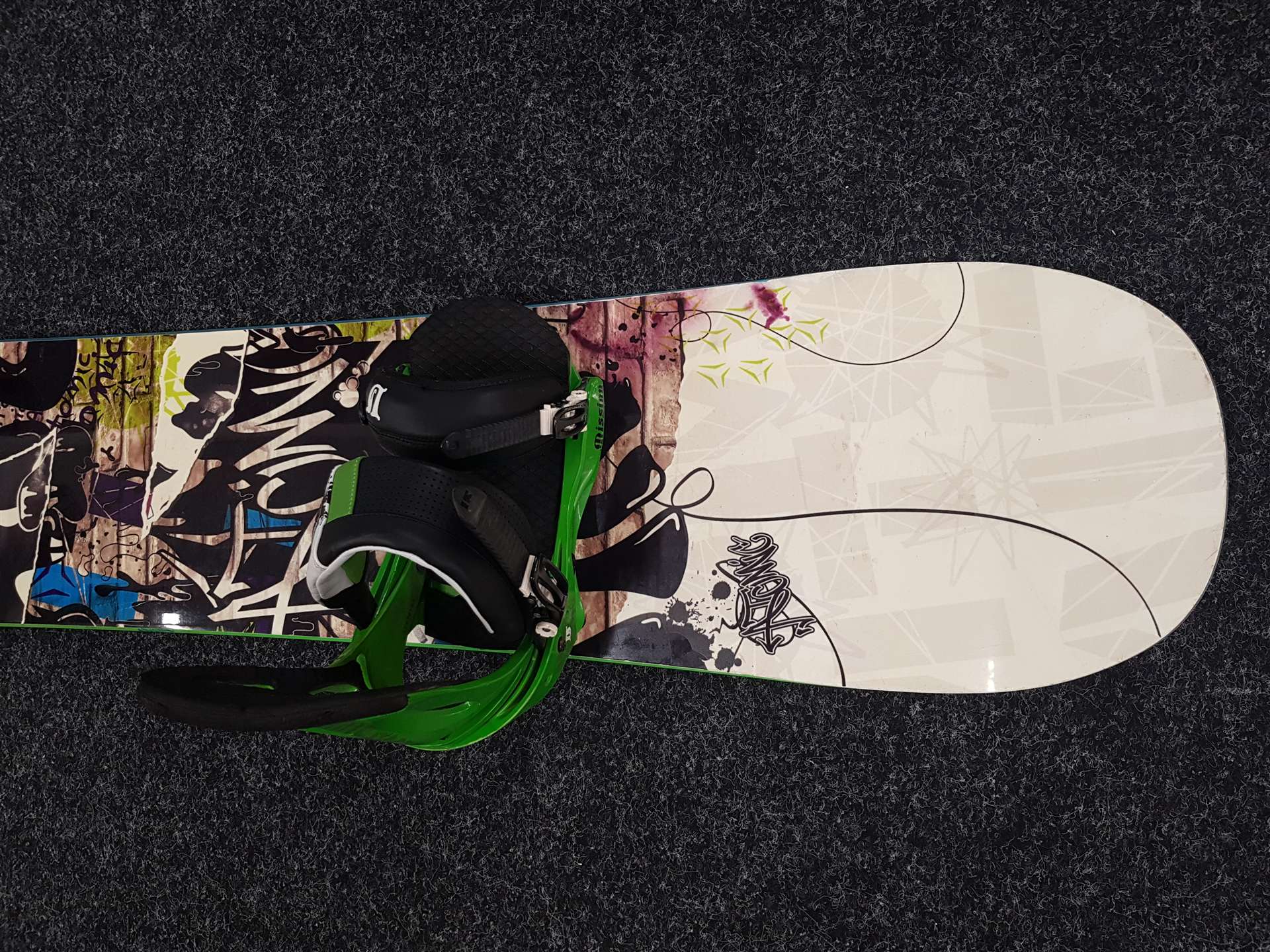 Použitý snowboard ATOMIC Axum + vázání Burton velikost L
