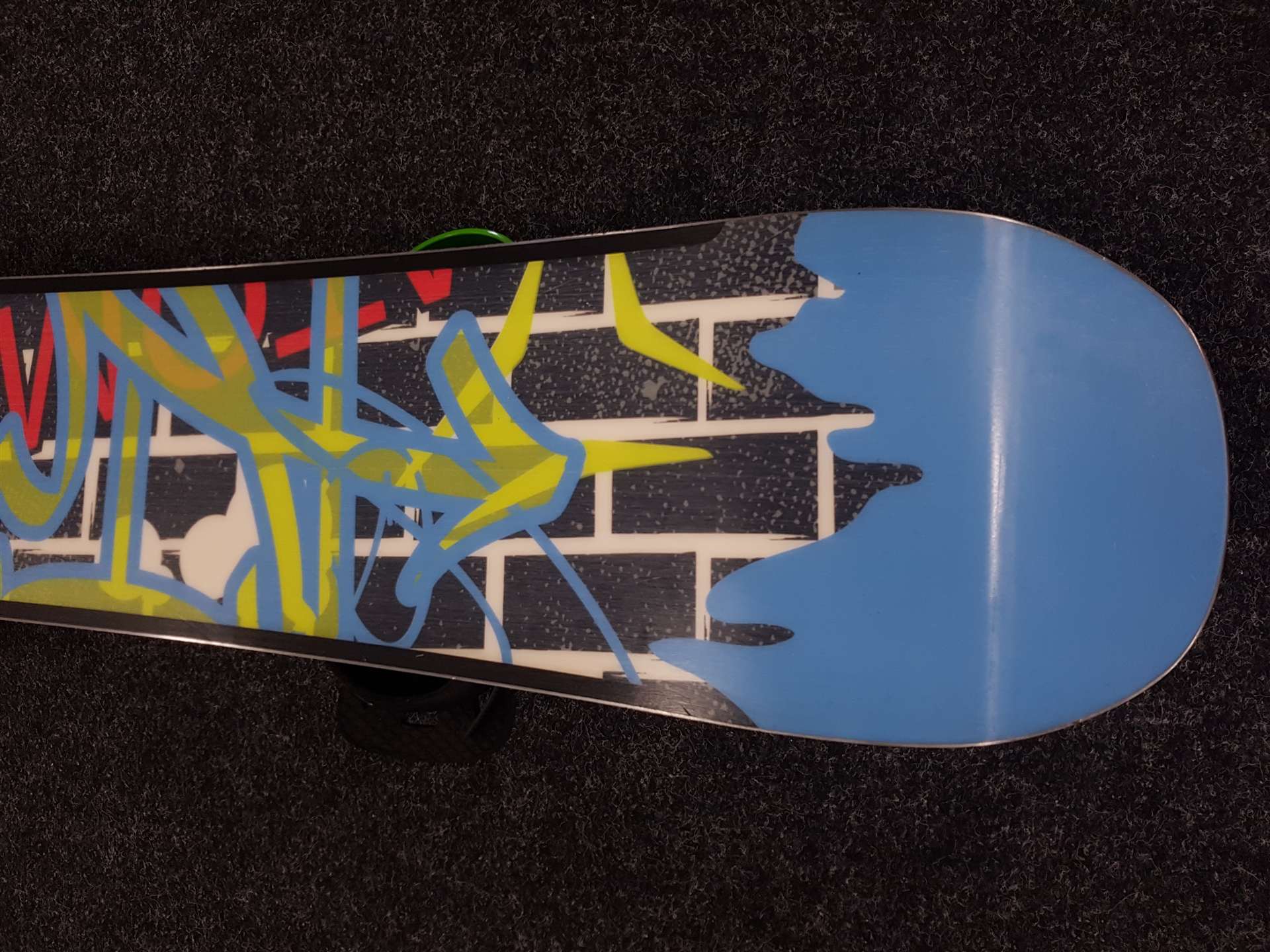 Použitý snowboard ATOMIC Axum + vázání Burton velikost L
