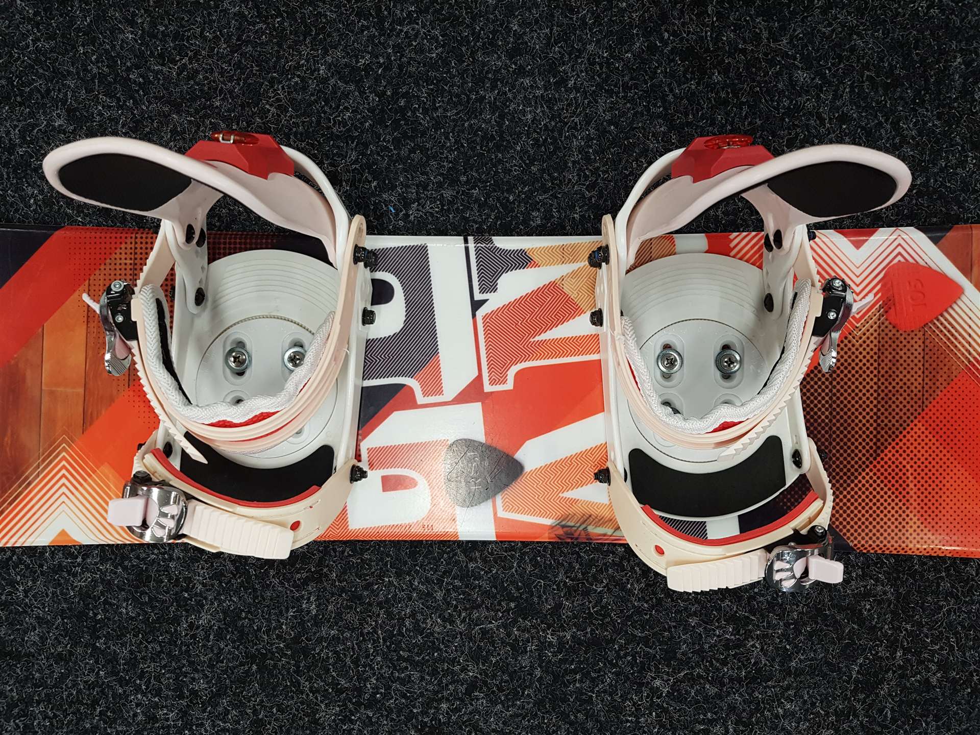 Gebrauchtes ELAN RSJ Snowboard + Spice Snowboards Bindungen Größe S