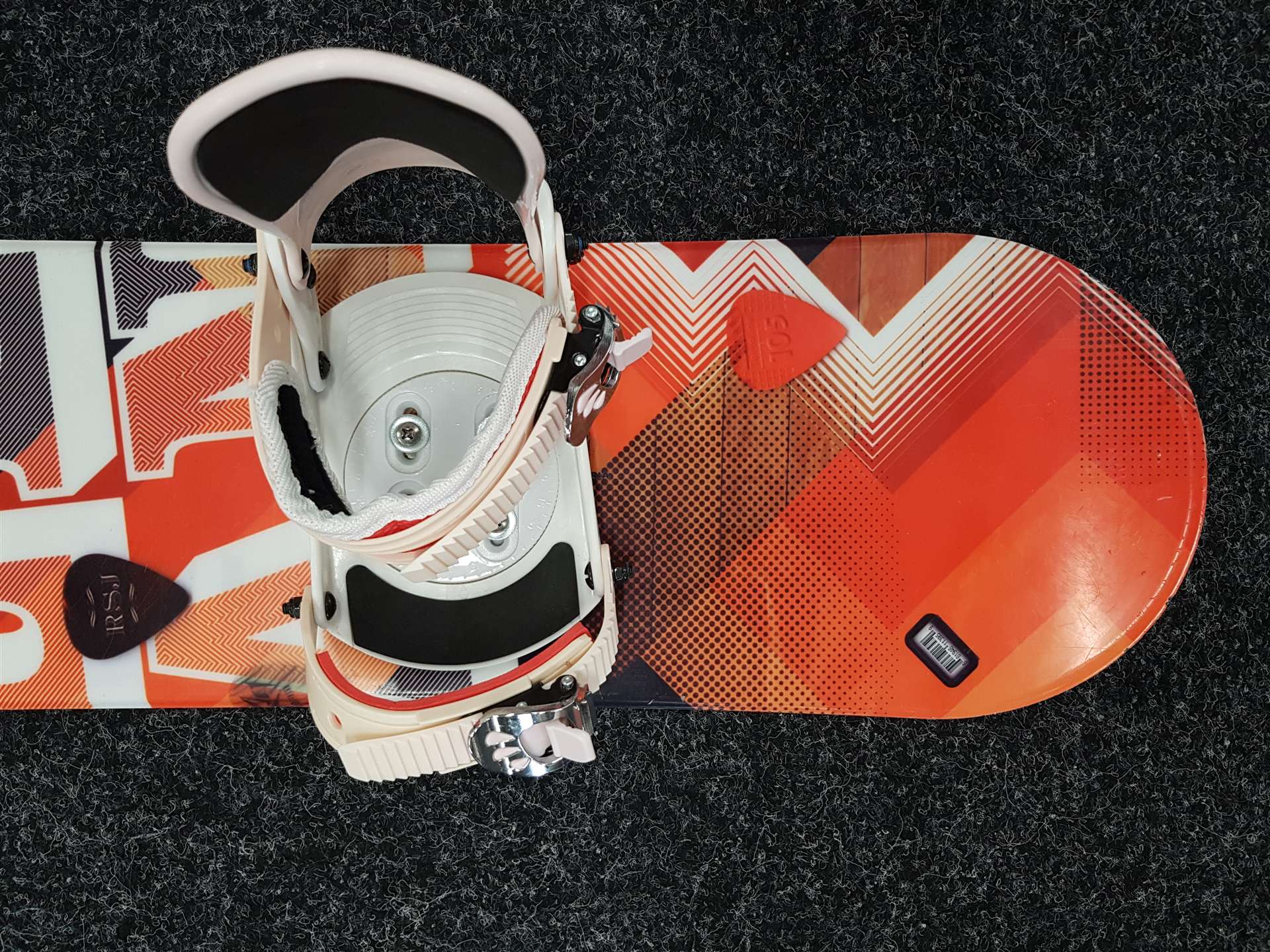 Gebrauchtes ELAN RSJ Snowboard + Spice Snowboards Bindungen Größe S