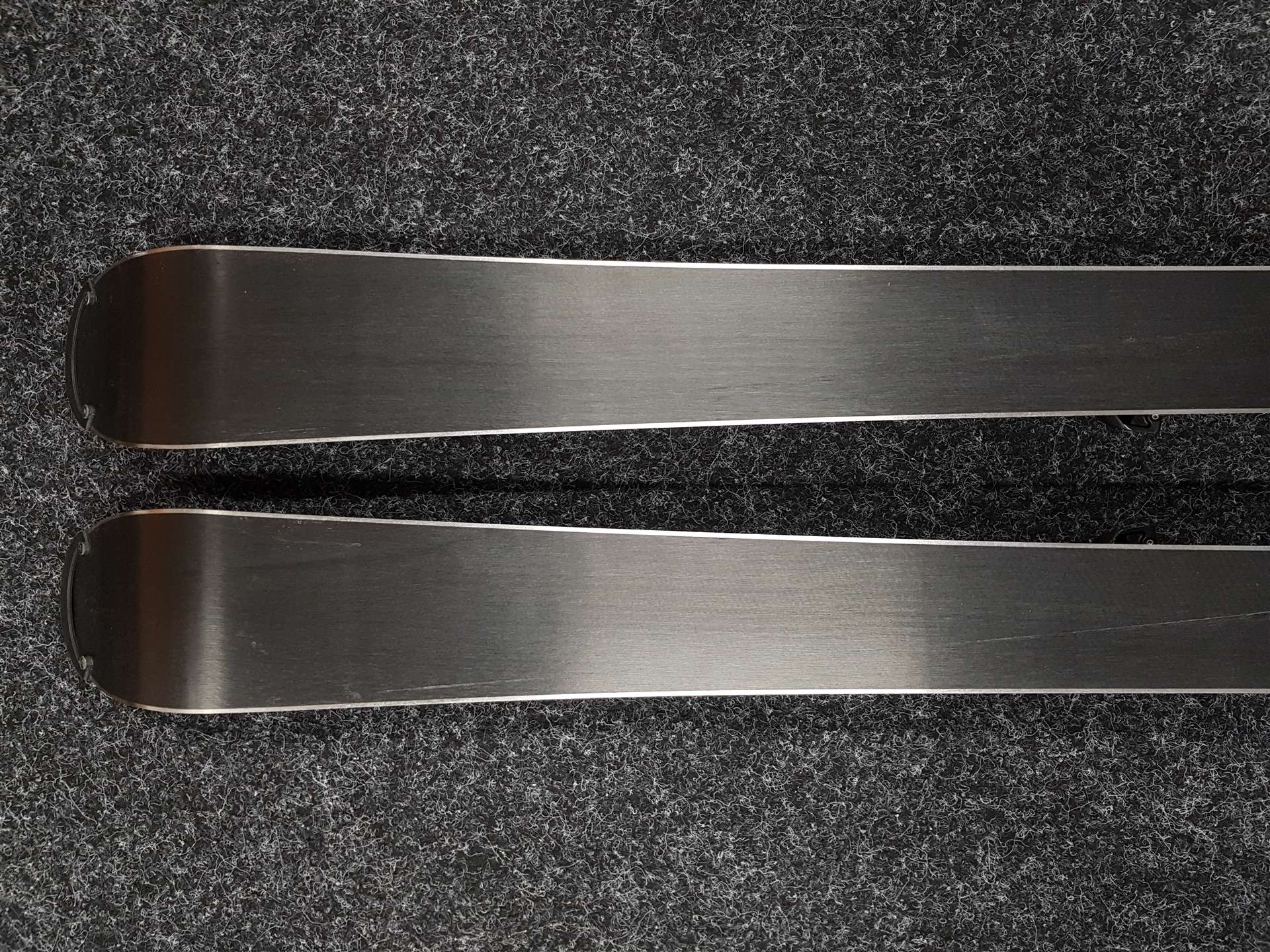 Esquís infantiles usados SPORTEN Venus 130 + fijaciones Tyrolia SLR 7.5