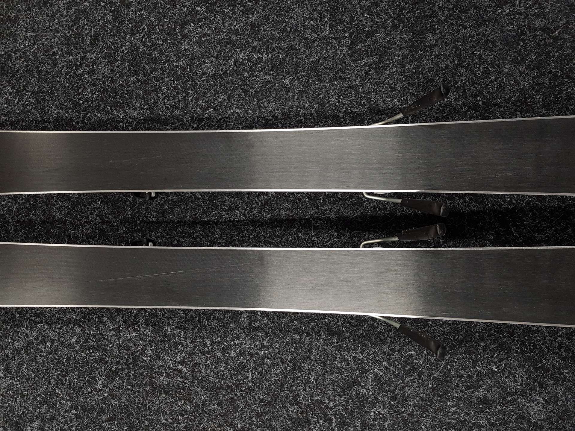 Esquís infantiles usados SPORTEN Venus 130 + fijaciones Tyrolia SLR 7.5