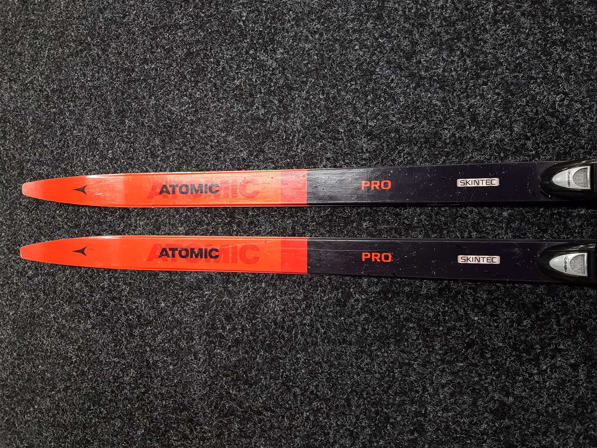 Schiuri de cross-country Atomic Skintec PRO C2 JR folosite + legături NNN Rottefella