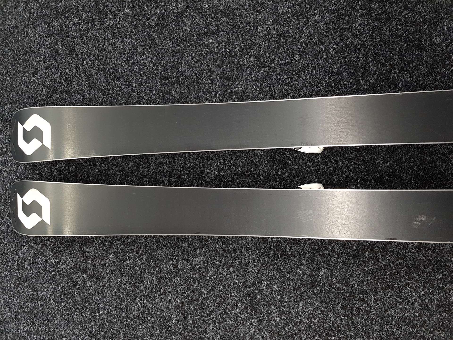 Skis SCOTT Slight 83 d'occasion + fixations Scott Warden 11