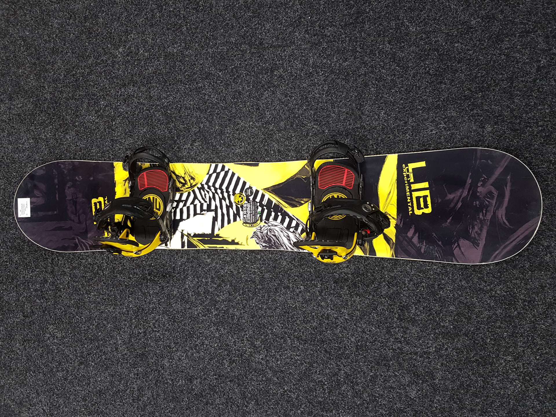 Snowboard d'occasion LIB TECH SKATE BANANA + fixations GNU Freedom taille L