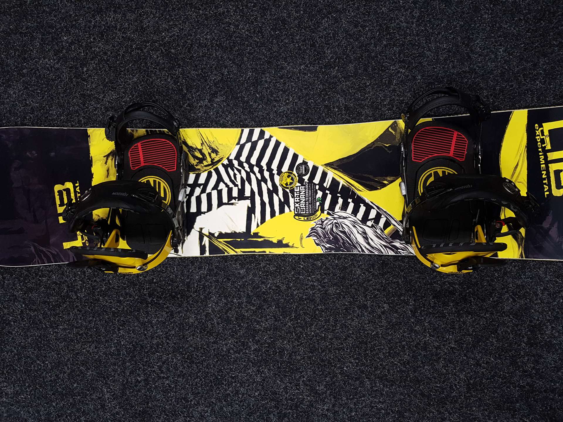 Snowboard d'occasion LIB TECH SKATE BANANA + fixations GNU Freedom taille L
