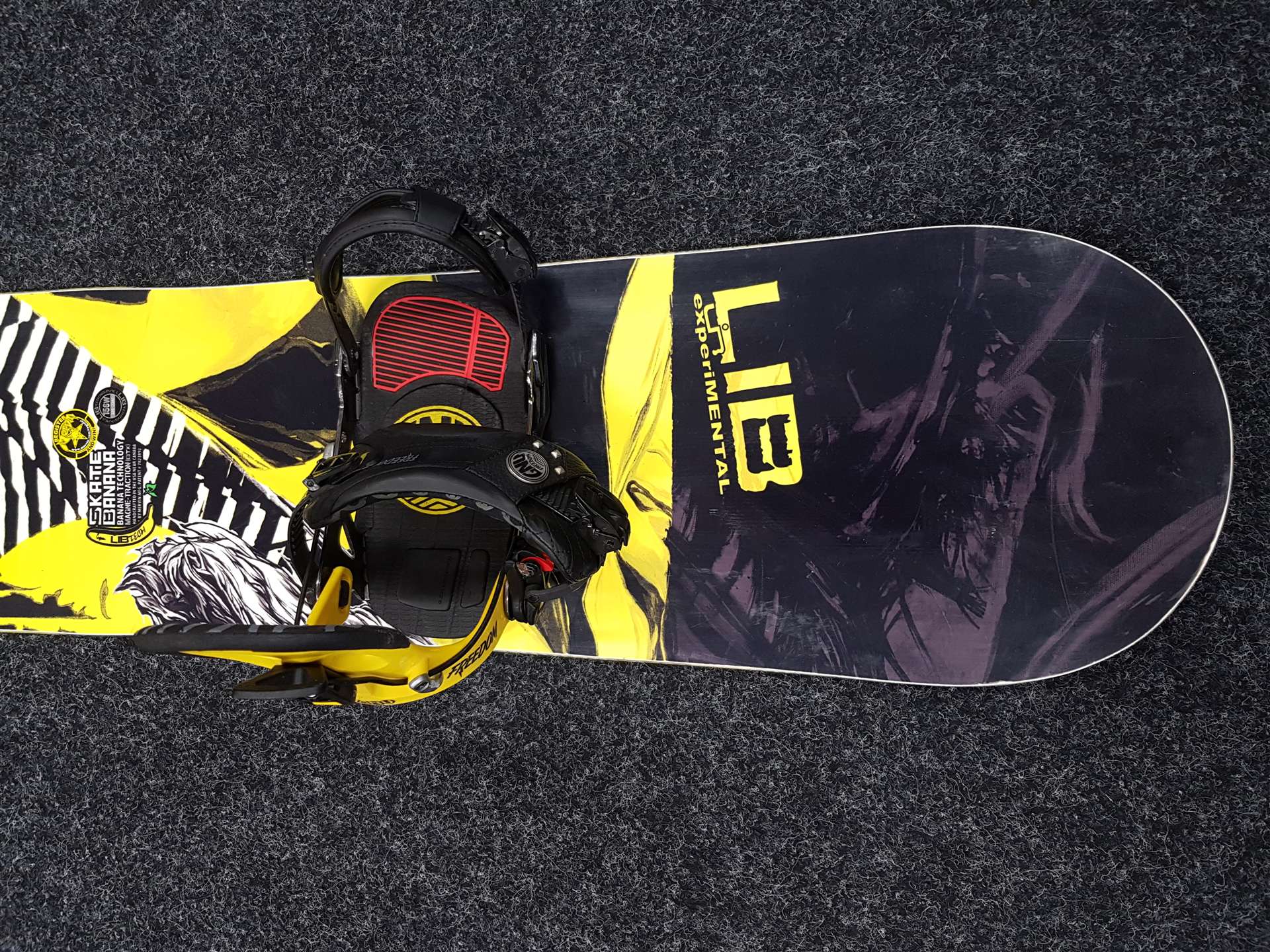 Snowboard d'occasion LIB TECH SKATE BANANA + fixations GNU Freedom taille L