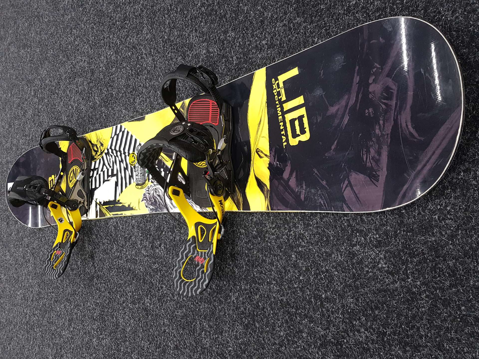 Rabljeni snowboard LIB TECH SKATE BANANA + GNU Freedom FASTEC vezovi veličina L