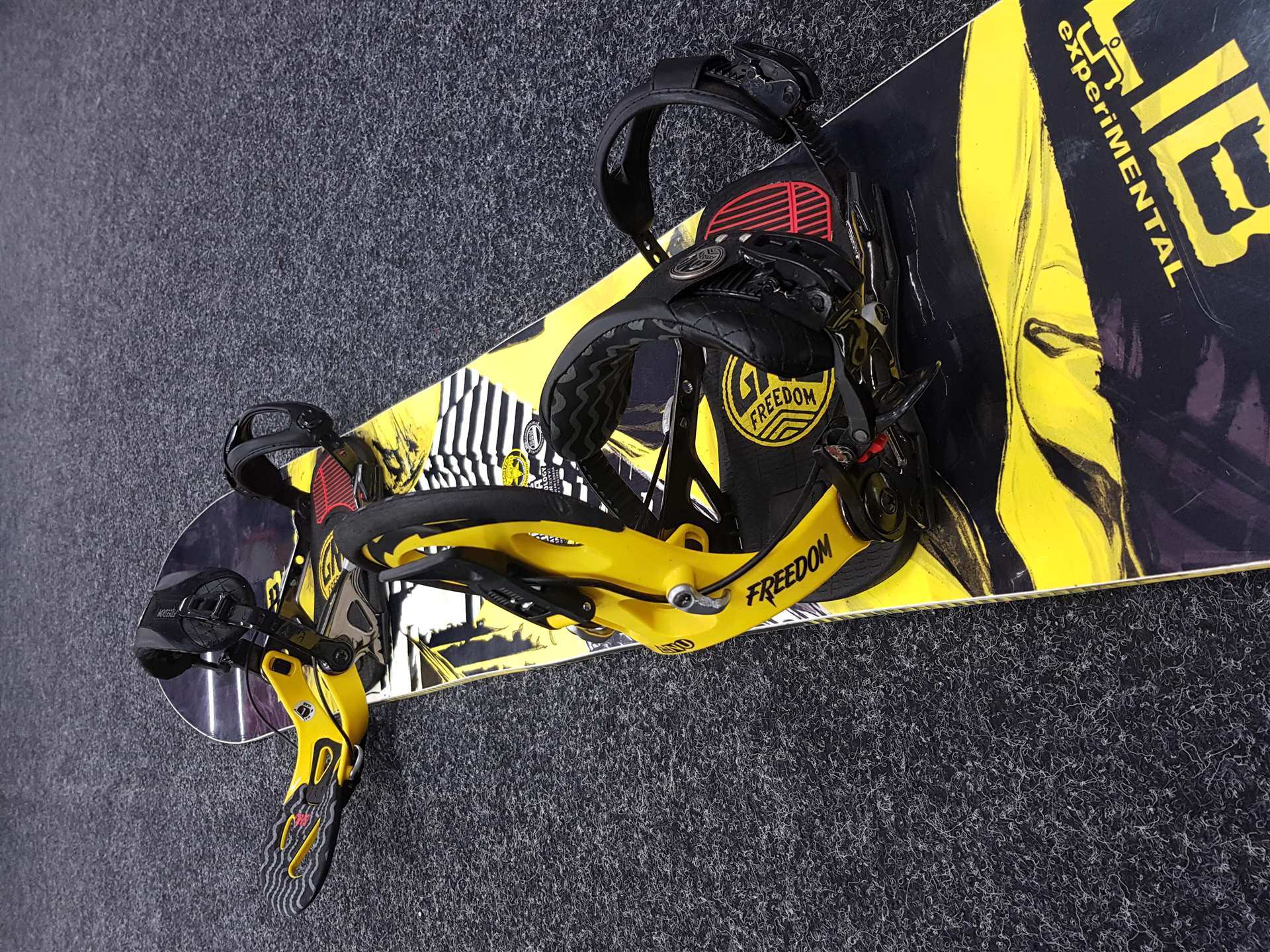 Rabljeni snowboard LIB TECH SKATE BANANA + GNU Freedom FASTEC vezovi veličina L