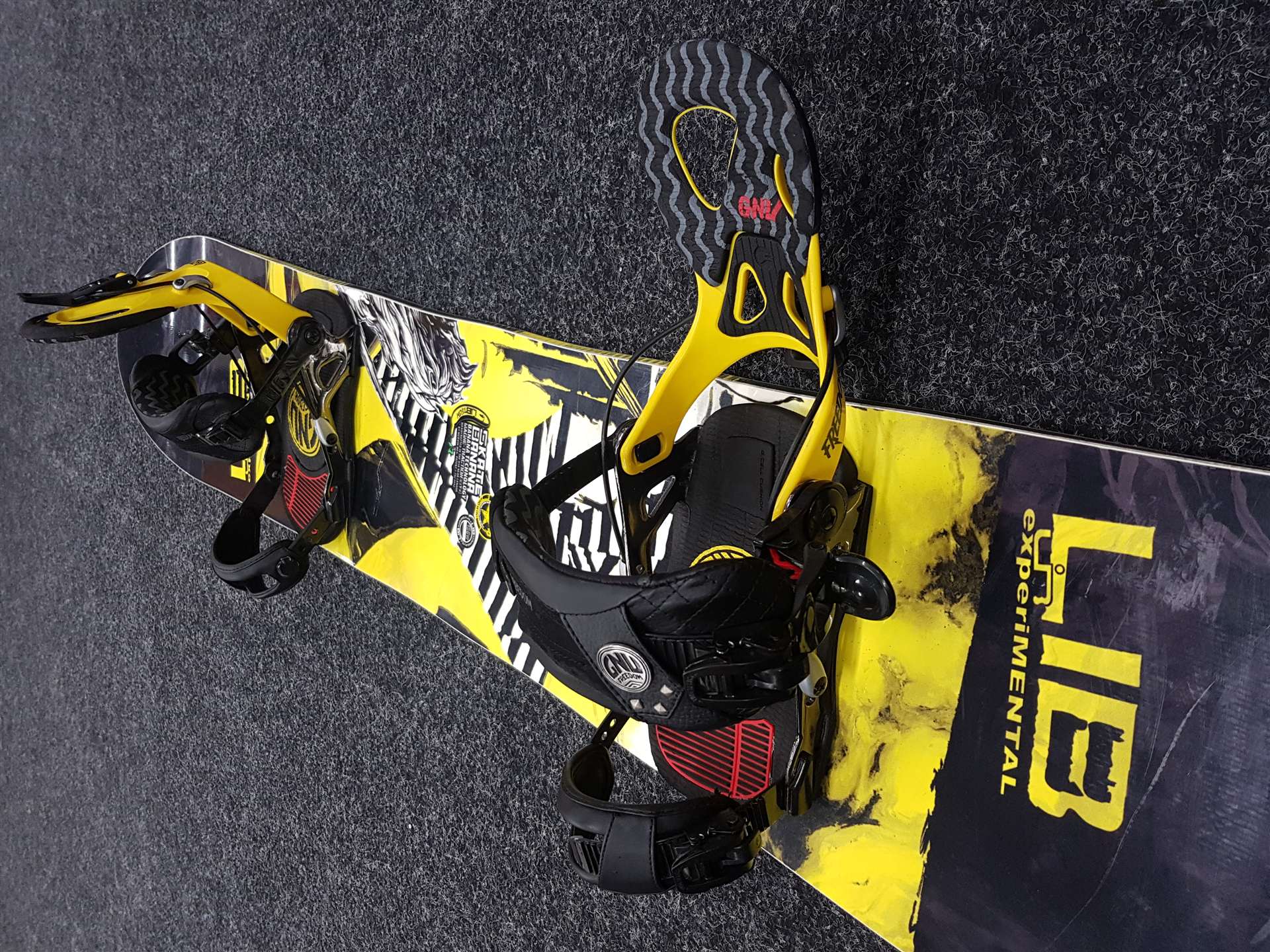Rabljeni snowboard LIB TECH SKATE BANANA + GNU Freedom FASTEC vezovi veličina L