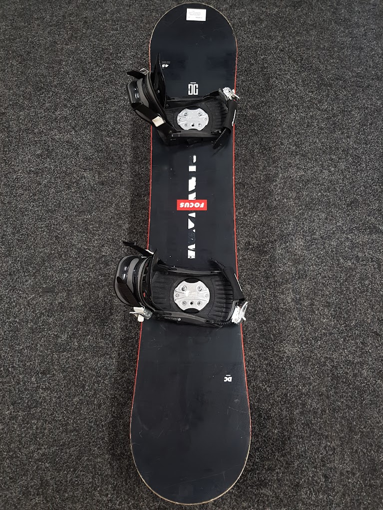 Deska snowboardowa Bazaar DC Focus + wiązania Salomon SpeedFit w rozmiarze S/M