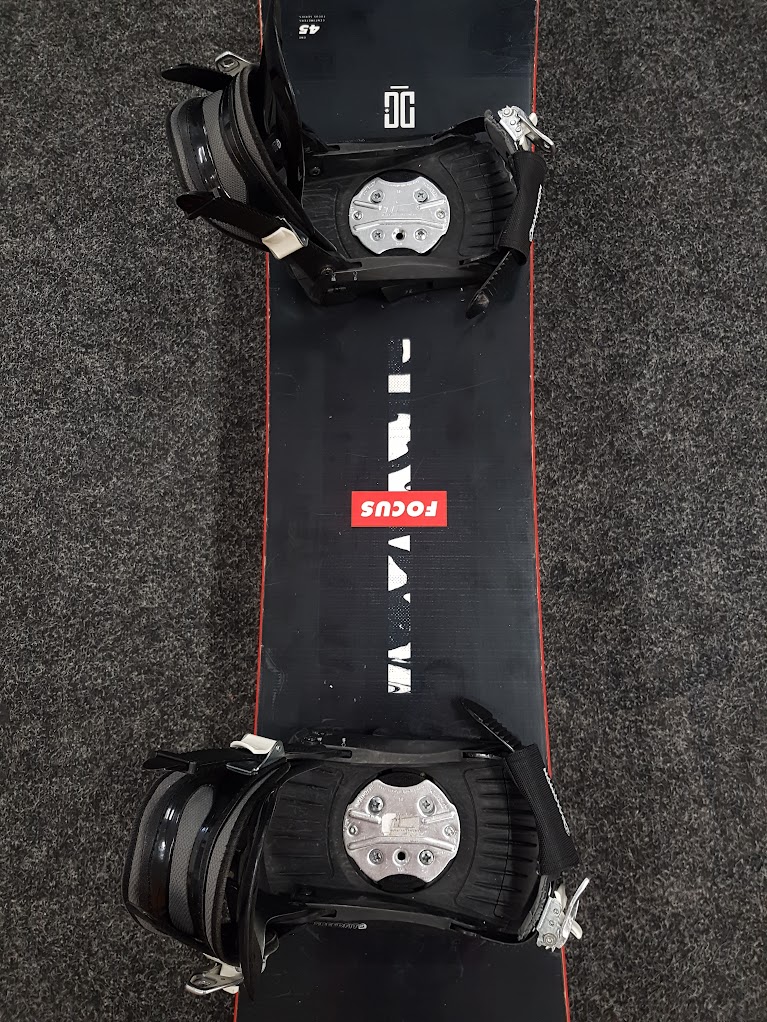 Deska snowboardowa Bazaar DC Focus + wiązania Salomon SpeedFit w rozmiarze S/M