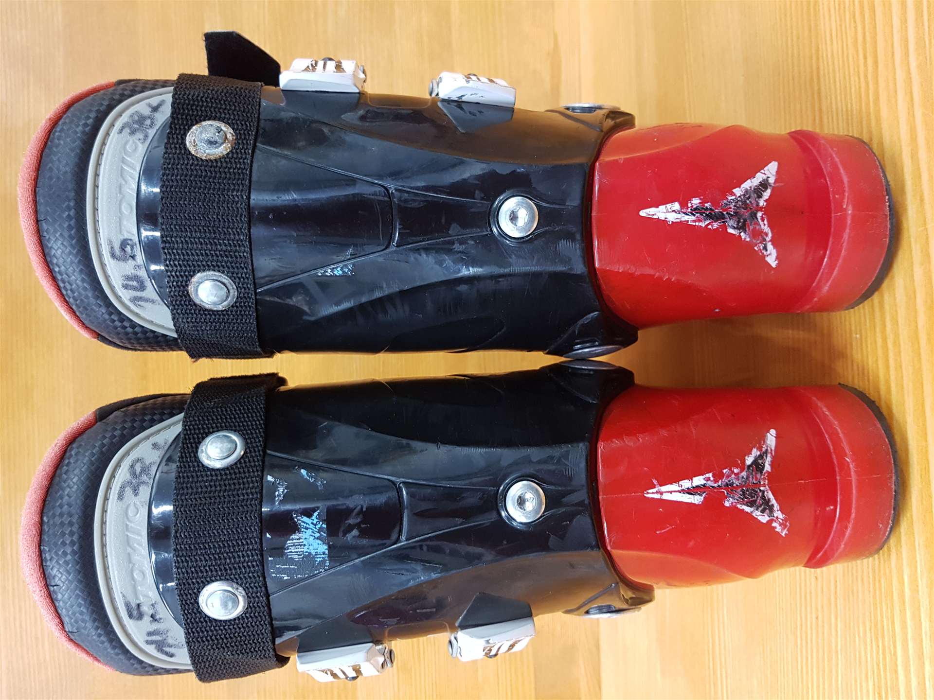 Clăpari de schi ATOMIC Hawx 70 folosiți