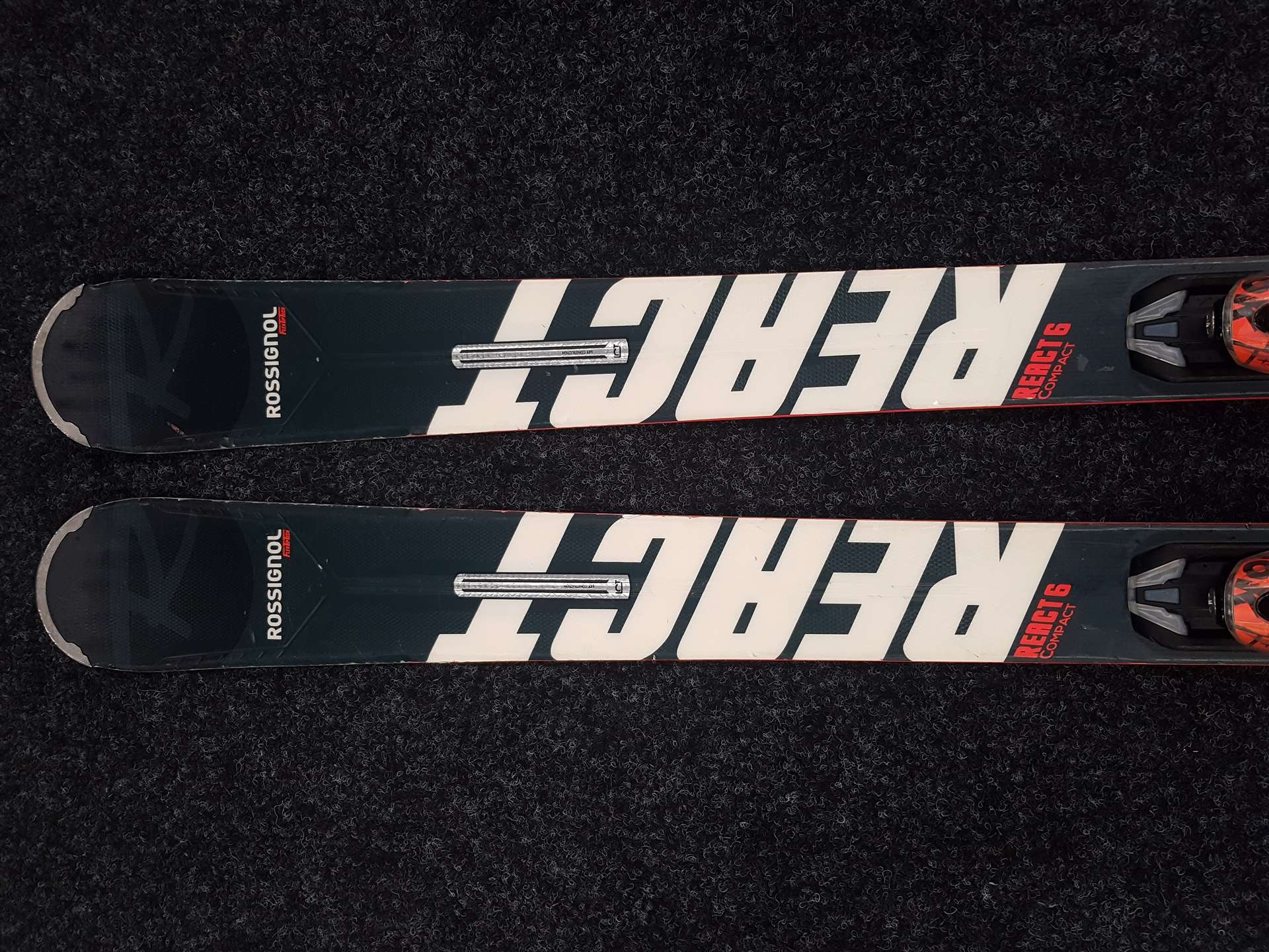 Použité lyže ROSSIGNOL React 6 Compact + vázání Look Xpress 11